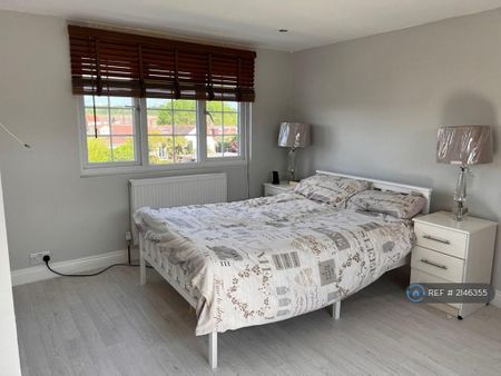 1 bedroom in a house share to rent - Photo 2