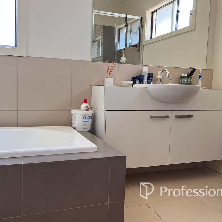 “Stylish and Modern home” - Photo 1