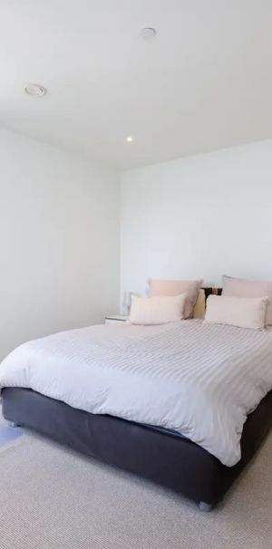 3 bedroom flat in London - Photo 1