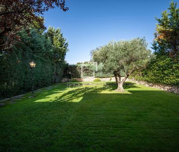 Renovated semi-detached house with private garden in an exclusive g... - Photo 3