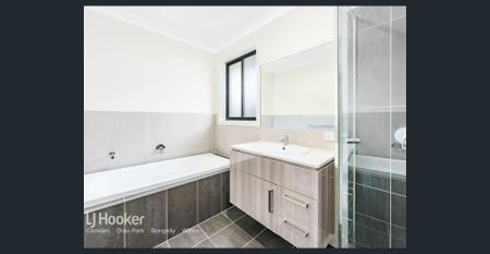 Stunning Family Home in Prime Oran Park Location - Photo 5