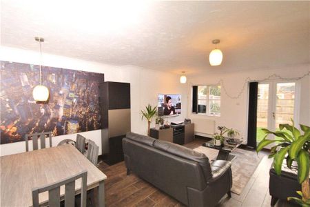 4 bedroom end of terrace house to rent - Photo 2