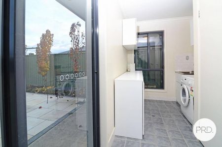 WELL APPOINTED THREE BEDROOM HOME IN PRIME LOCATION! - Photo 3