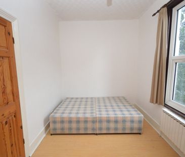 5 Bed Terraced House, Byron Avenue, E12 - Photo 5