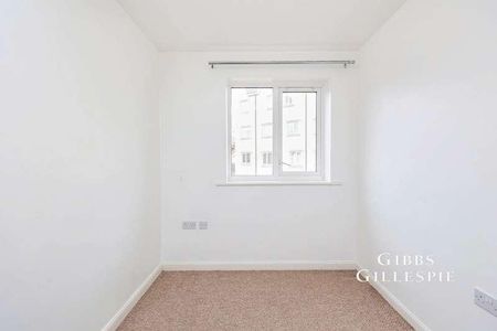 Spa House, Varcoe Gardens, Hayes, UB3 - Photo 2
