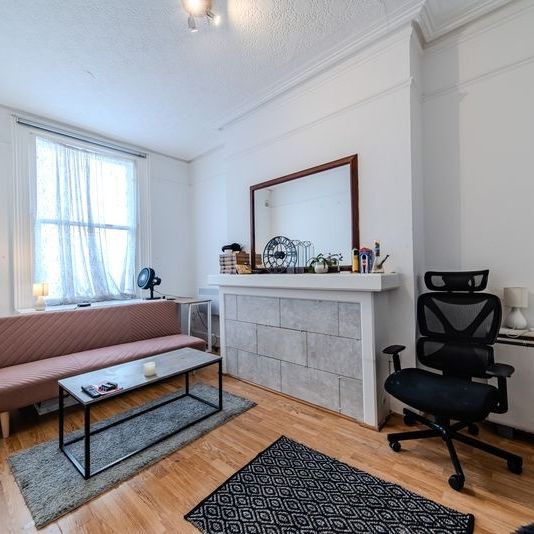 1 Bed Flat, Oriental Place, BN1 - Photo 1