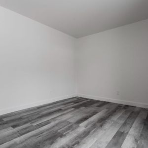 🔥 4 ½ entièrement rénové – Disponible dès maintenant ! 🔥 - Photo 2