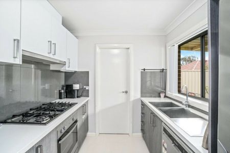 Well Presented 4 Bedroom Townhouse Close to Blacktown CBD! - Photo 3