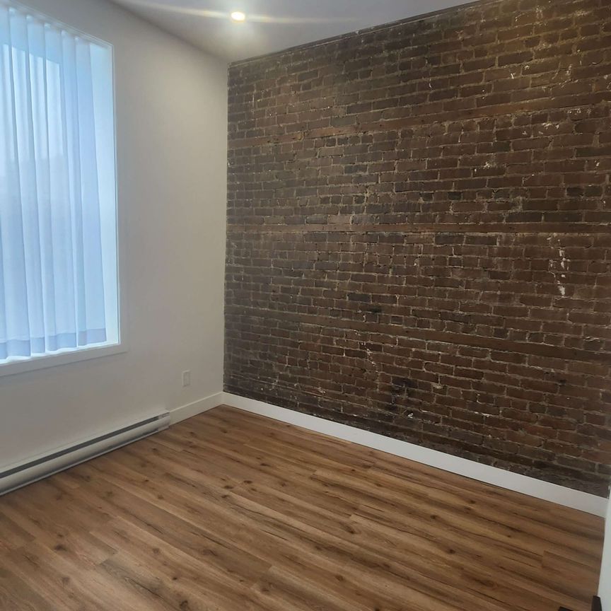 2013A rue Wellington - Beautiful 2-Bedroom Apartment for Rent - Photo 1