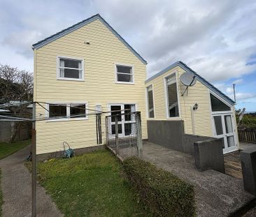 FABULOUS FAMILY LIVING IN LOWER HUTT - Photo 4