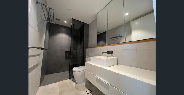 Cozy Two Bedroom Apartment in Prime Blackburn Location - Photo 1