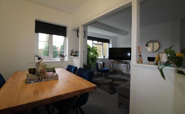 Redesdale Gardens, Adel, LS16 - Photo 1