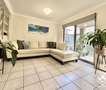Spacious 3 Bedrooms Townhouse in a great location - Photo 2