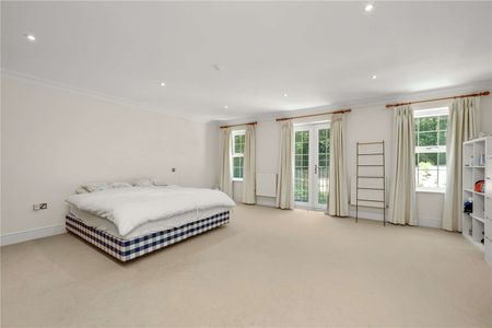 An elegant four bedroom detached home in a prestigious private location in Windlesham. - Photo 3