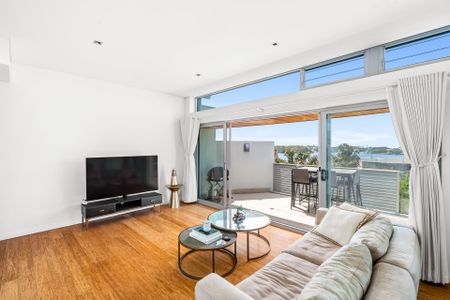 Quality townhouse capturing water and city views - Photo 2