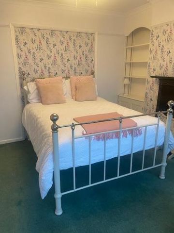 Spacious double room in homely North Woodley semi - Photo 3