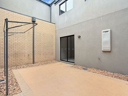 Stylish Street Frontage Townhouse! - Photo 5