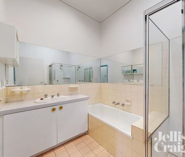 Impeccable Villa with Space to Spare - Photo 6