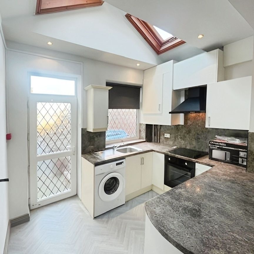 5 bedroom room to rent Cemetery Road, Wakefield - Photo 1