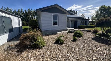 Country Home 4 Bed + Office - Photo 5