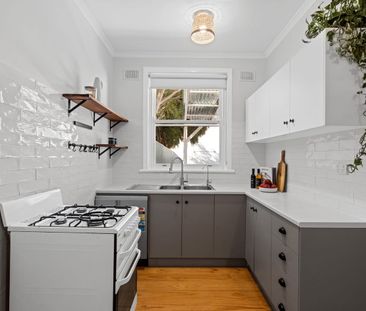 Discover Refined Elegance in this Stylishly Refurbished 3-Bedroom Home - Photo 1