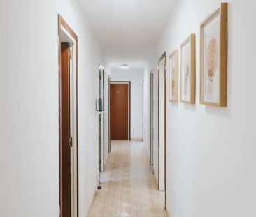Room in a shared 4-bedroom apartment for rent in El Gòtic. - Photo 1