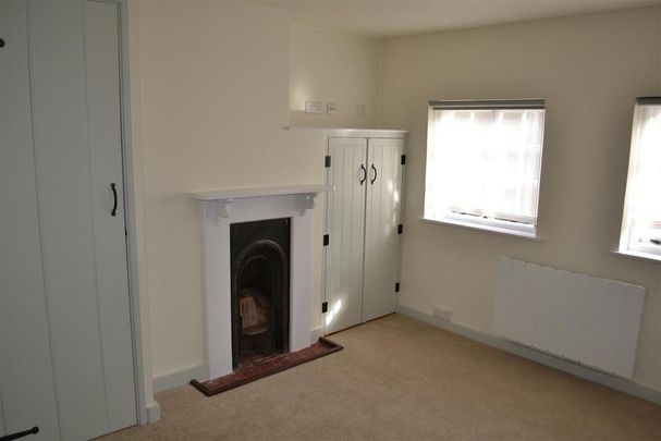 2 bedroom character property to rent - Photo 1