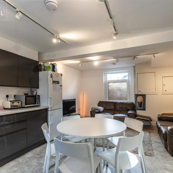 6 bedroom terraced house to rent - Photo 1