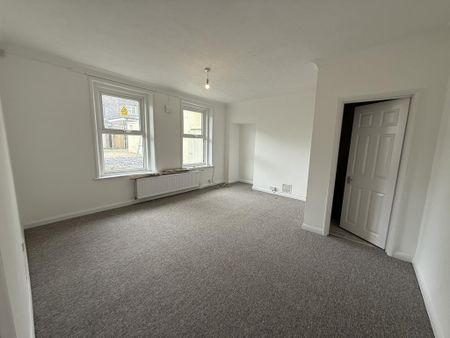 2 bedroom ground floor flat to rent - Photo 2