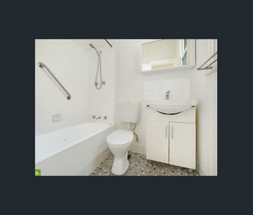 LOVELY 2 BEDROOM HOME WITH DRIVEWAY PARKING - Photo 2