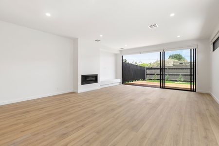 STUNNING BRAND NEW FOUR BEDROOM TOWNHOUSE - Photo 2