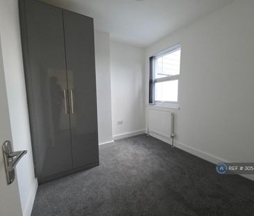 3 bedroom flat to rent - Photo 2