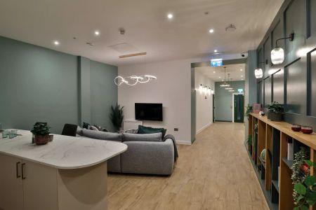 Premium 4 Bed Apartment - Photo 3