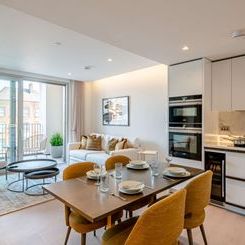 Luxurious 2-Bedroom Apartment with Private Balcony & High-End Amenities in Central London - Photo 1