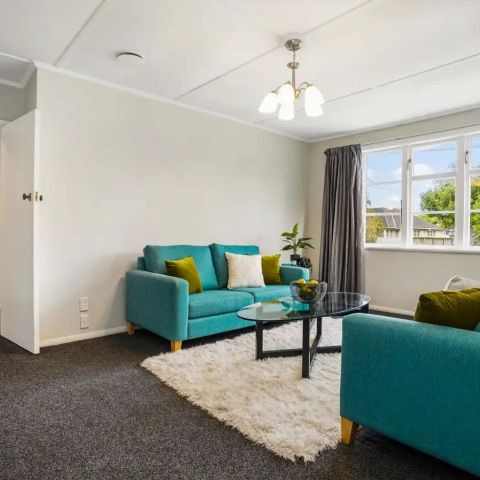 This well-presented home offers comfortable living in a convenient Hamilton location. - Photo 1