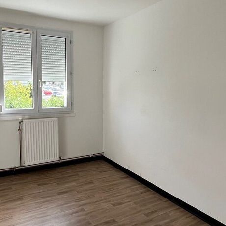 Appartement de type 4 comprenant entrée, séjour, cuisine fermée avec cellier attenant, 3 chambres, salle de bain avec baingoire, wc séparé. - Photo 1