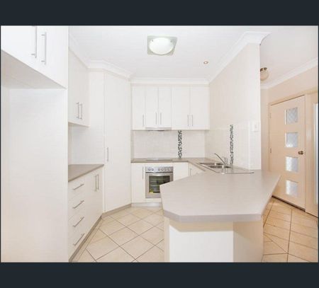 2/349 West Street, Harristown, Qld 4350 - Photo 4