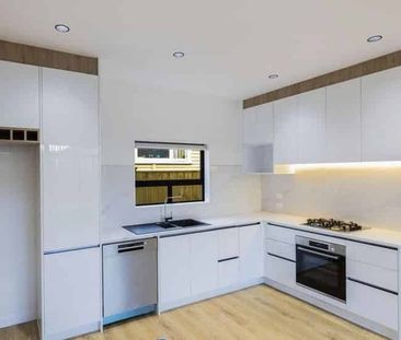 Ideal Family Living Ã¢ÂÂ Walk to Top Avondale Collage - Photo 4