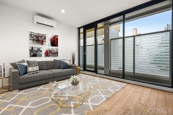 Light Filled Modern Apartment - Photo 1