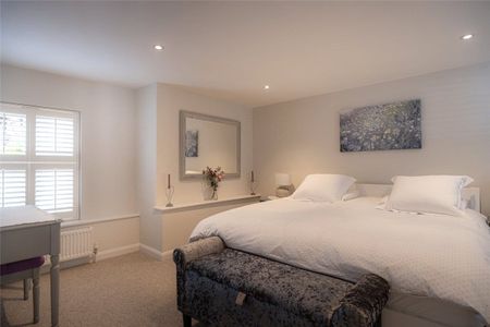 A beautifully modernised two bedroom mews cottage situated in the heart of Marlborough with off-street parking. - Photo 4