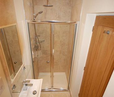 A first floor one bedroom apartment to rent at Castle Crescent, app... - Photo 6