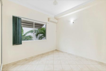 SPACIOUS THREE-BEDROOM UNIT IN A PRIME LOCATION - Photo 3