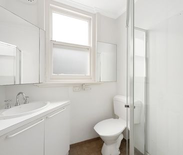 Iconic Art Deco Apartment - Photo 4