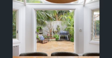 Freestanding house with parking in a wide street close to Metro - Photo 3