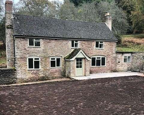 An idyllic newly refurbished three-bedroom cottage located within the Kentchurch Court Estate deer park, one of the oldest in the country, offering the perfect - Photo 1