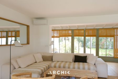 Architecture d'inspiration Basco-Landaise, cette villa typique du Pyla, se tient sur un terrain de 900 m2 et dispose d'un accès privé à la plage qui lui confère un caractère d'exception. - Photo 2