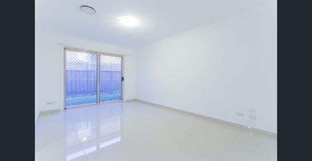 3 Bedroom home in great location in Minto !! - Photo 3