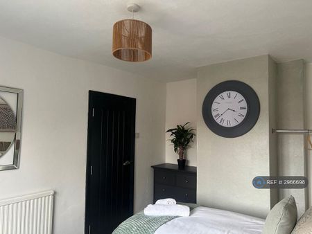 1 bedroom in a house share to rent - Photo 4