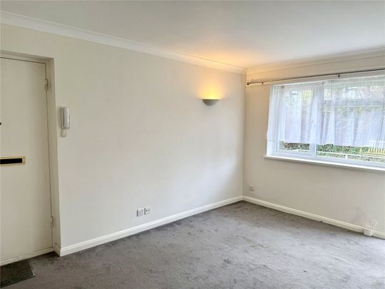 St. Andrew's Square, Surbiton, KT6 ground floor flat to rent - Photo 1