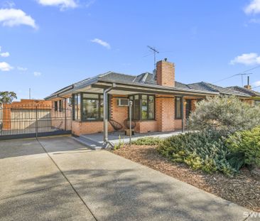 Fully renovated four bedroom oasis in quiet location - Photo 4